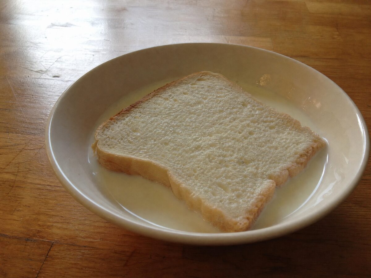 Witbrood wat in warm melk week